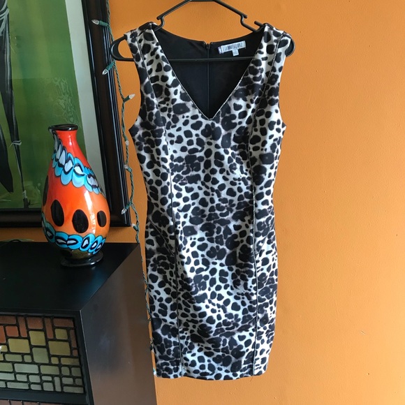 Sassy and classy Jennifer Lopez sleeveless dress. - Picture 2 of 4